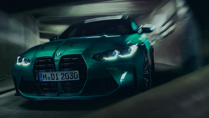 BMW M3 Competition G80 2021 Зеленый Остров Мэн металлик, вид в три четверти в движении на повороте BMW M3 Competition G80 2021 Зеленый Остров Мэн металлик, вид в три четверти в движении на повороте