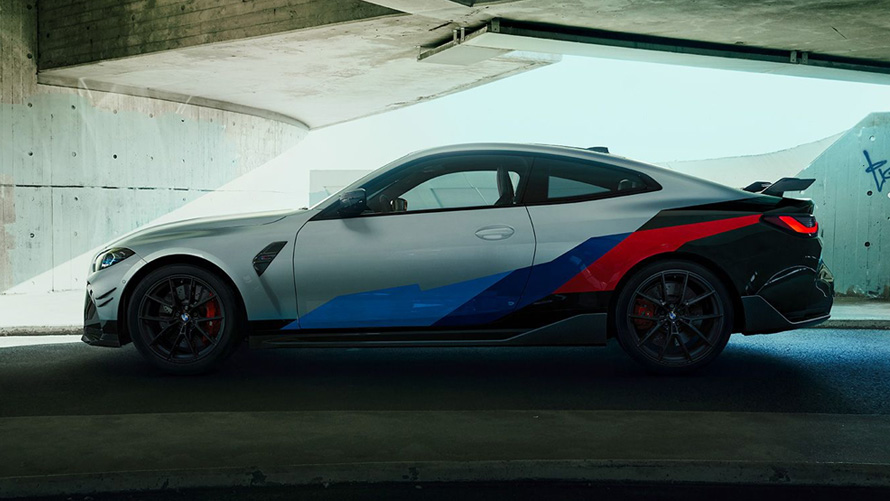 BMW M4 CS G82 2021, вид сбоку с аксессуарами M Performance BMW M4 CS G82 2021, вид сбоку с аксессуарами M Performance