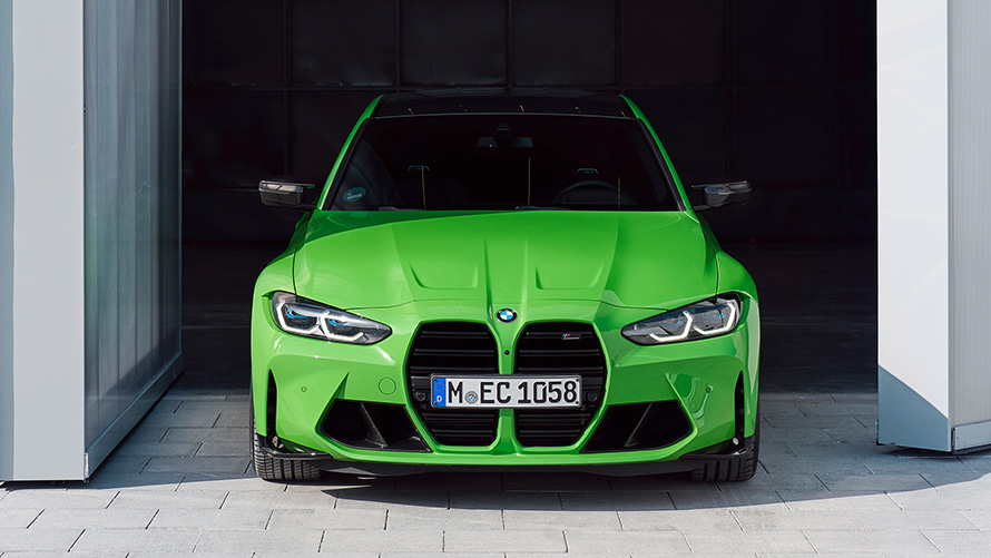 BMW M4 Competition Coupe G82 2021 BMW Individual Signal Green, вид спереди BMW M4 Competition Coupe G82 2021 BMW Individual Signal Green, вид спереди у ворот