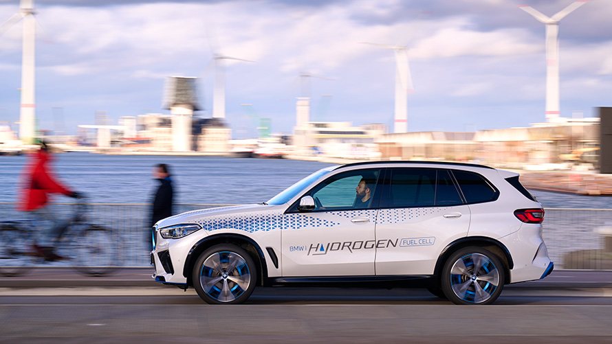 BMW iX5 Hydrogen G05 FCEV BMW iX5 Hydrogen G05 FCEV, вид сбоку в движении