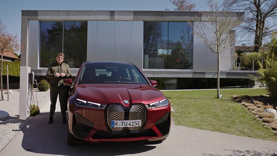 Видеоролик "Электромобили BMW: зарядка BMW iX в домашних условиях от BMW Wallbox или интеллектуального зарядного устройства Smart Partner Wallbox" <Filename.jpg_image_title> (should include keyword) Видеоролик "Электромобили BMW: зарядка BMW iX в домашних условиях от BMW Wallbox или интеллектуального зарядного устройства Smart Partner Wallbox"