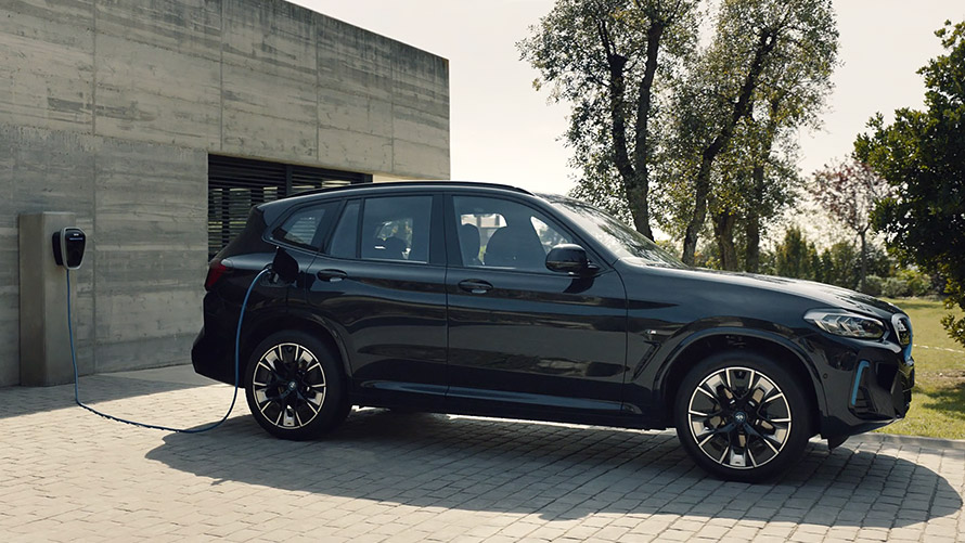 Видеоролик "Электромобили BMW: зарядка BMW iX3 в домашних условиях" Видеоролик "Электромобили BMW: зарядка BMW iX3 в домашних условиях"