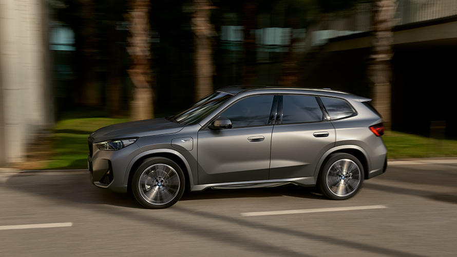 Подключаемый гибрид BMW 2 серии Active Tourer (U06) 2021 в движении, вид спереди с поворотом в три четверти  Подключаемый гибрид BMW 2 серии Active Tourer (U06) 2021 в движении, вид спереди с поворотом в три четверти