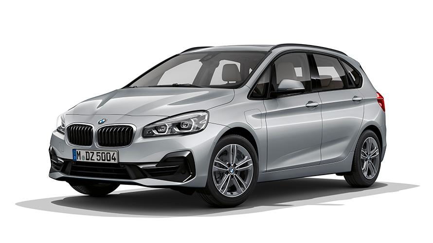 Плагин-гибрид BMW 225xe Active Tourer, вид на три четверти спереди Плагин-гибрид BMW 225xe Active Tourer в студии, вид на три четверти спереди