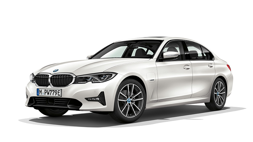 BMW 3 серии Седан плагин-гибрид с видом на три четверти спереди Плагин-гибрид BMW 3 серии Седан в студии с видом на три четверти спереди