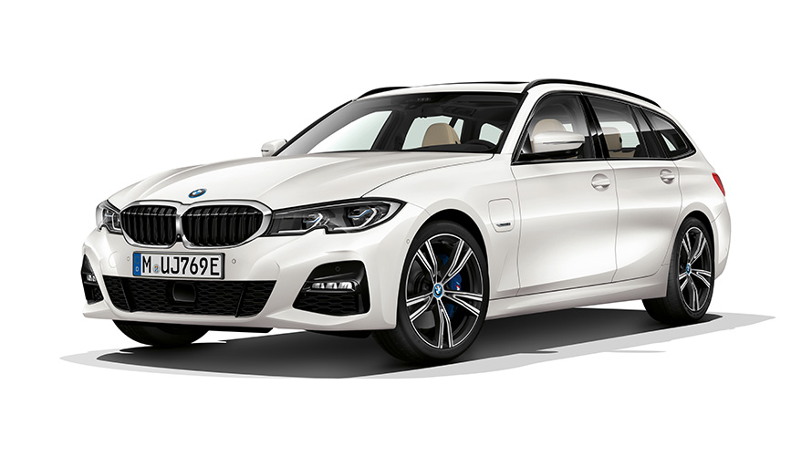 BMW 3 серии Touring плагин-гибрид с видом на три четверти спереди Touring плагин-гибрид BMW 3 серии в студии с видом на три четверти спереди