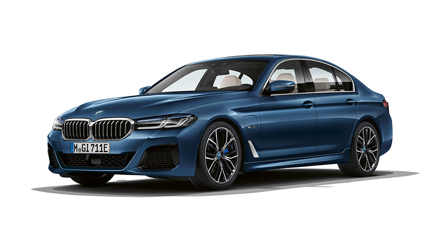 BMW 3 серии Седан плагин-гибрид с видом на три четверти спереди Плагин-гибрид BMW 5 серии Седан в студии с видом на три четверти спереди