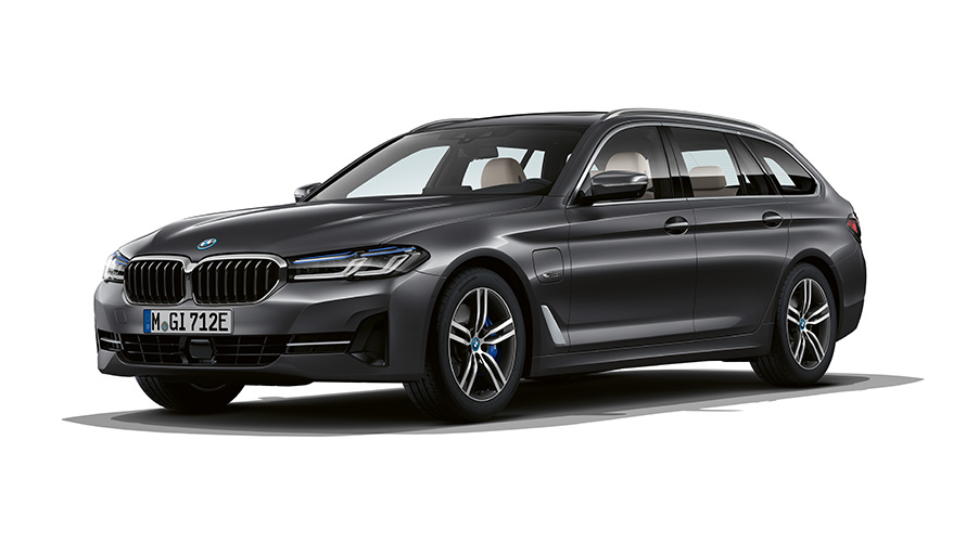 BMW 5 серии Touring плагин-гибрид с видом на три четверти спереди Touring плагин-гибрид BMW 5 серии в студии с видом на три четверти спереди