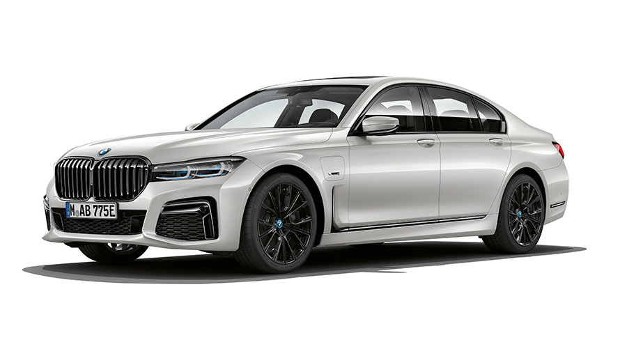 BMW 745e Седан PHEV вид на три четверти спереди BMW 745e Седан PHEV в студии, вид на три четверти спереди