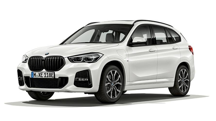 BMW X1 xDrive25e PHEV вид на три четверти спереди BMW X1 xDrive25e PHEV в студии, вид на три четверти спереди