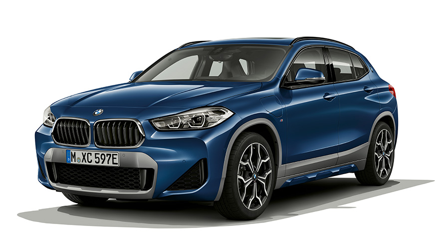 BMW X2 xDrive25e PHEV вид на три четверти спереди BMW X2 xDrive25e PHEV в студии, вид на три четверти спереди