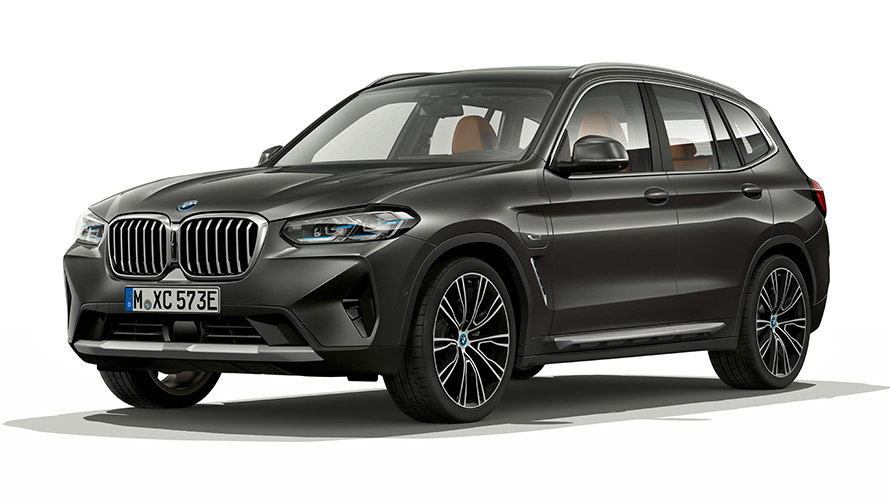 BMW X3 xDrive30e PHEV вид на три четверти спереди BMW X3 xDrive30e в студии, вид на три четверти спереди