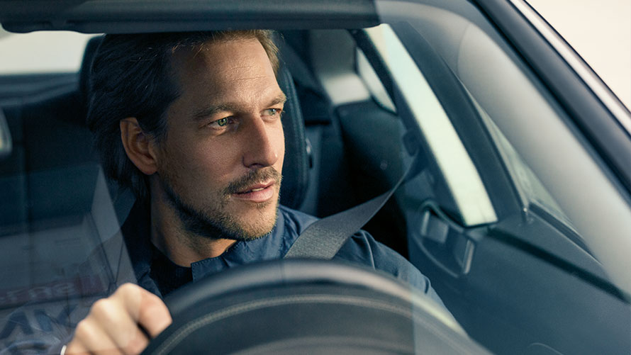 BMW Service Inclusive BMW Service Inclusive: мужчина за рулем BMW