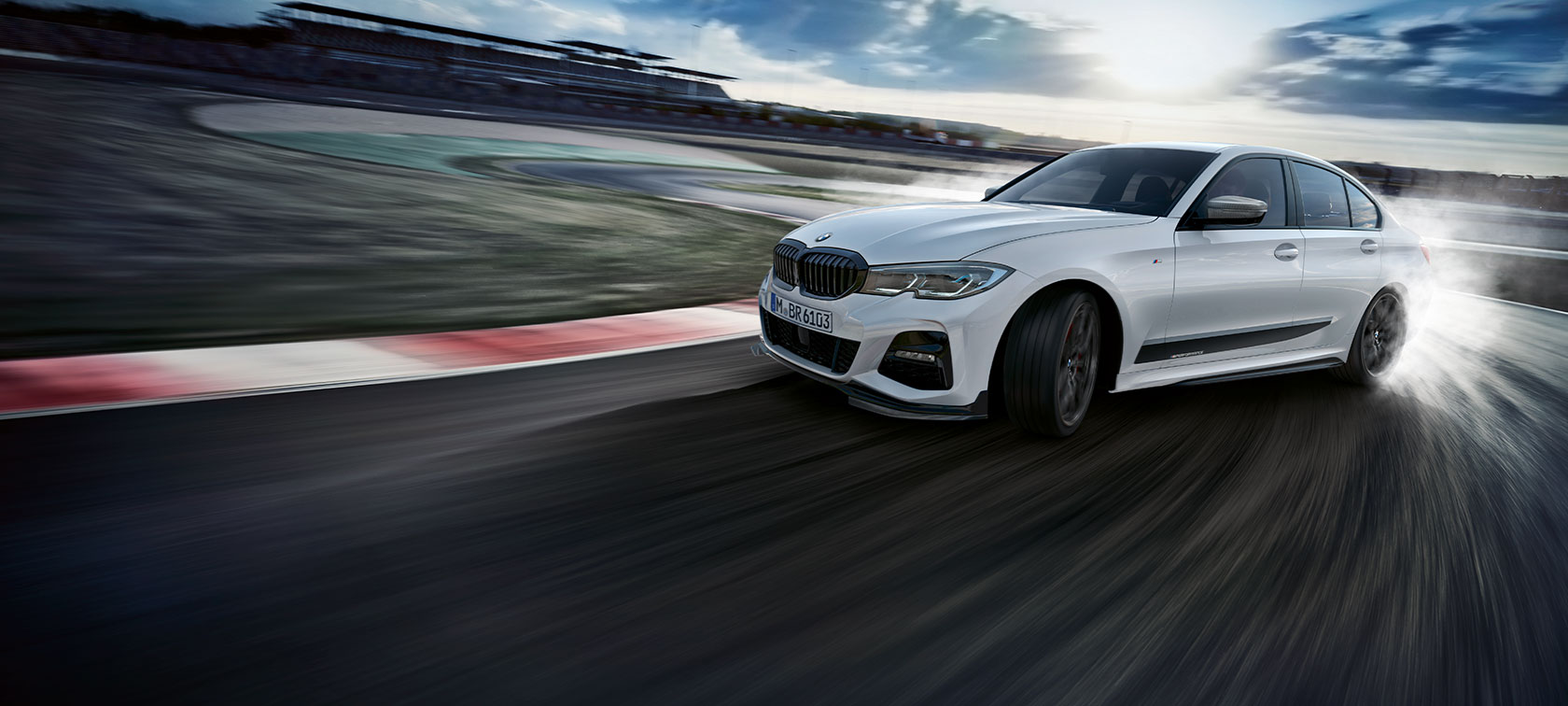 M Performance Parts M Performance Parts: белый BMW едет по гоночной трассе
