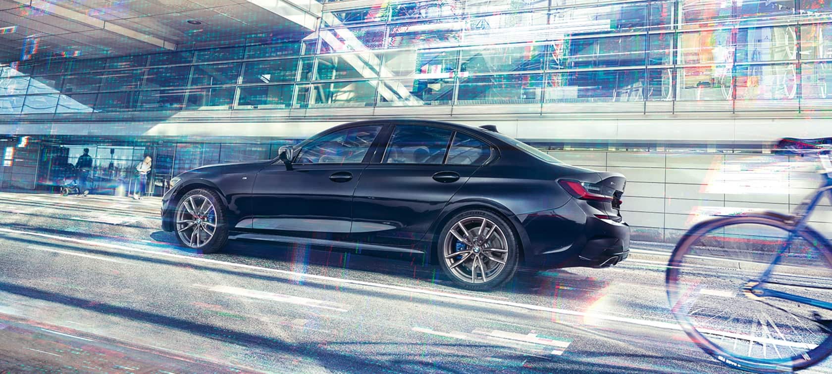 BMW M340i xDrive G20 2020, вид сбоку в движении BMW M340i xDrive G20 2020 "Черный Сапфир металлик", вид сбоку в движении