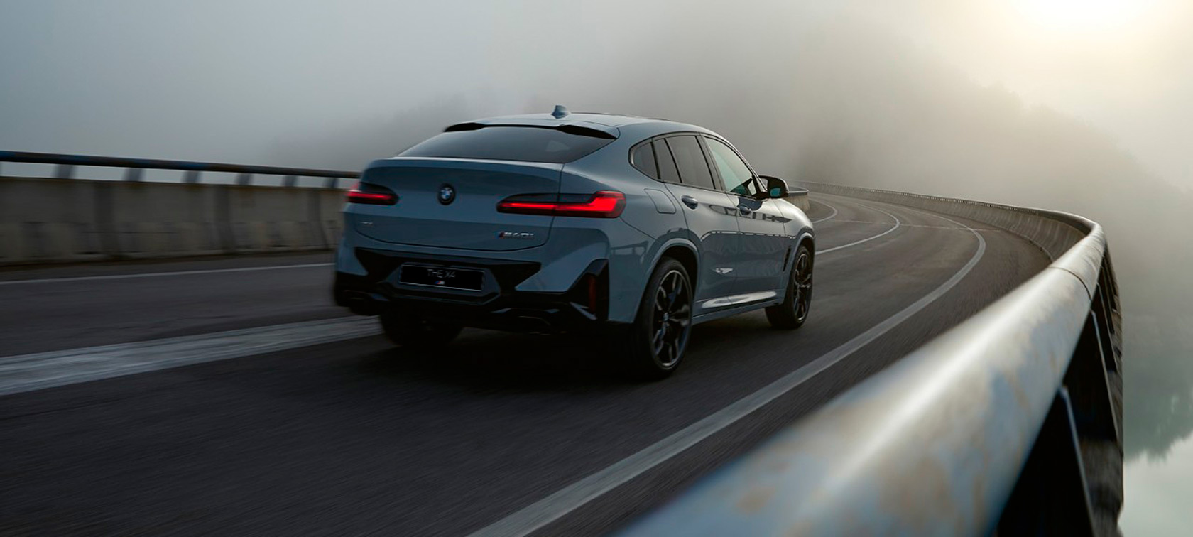 BMW X4 G02, Financial Services, 2021 BMW X4 G02 "Серый Бруклин", вид сзади в три четверти в движении, 2021, BMW Financial Services
