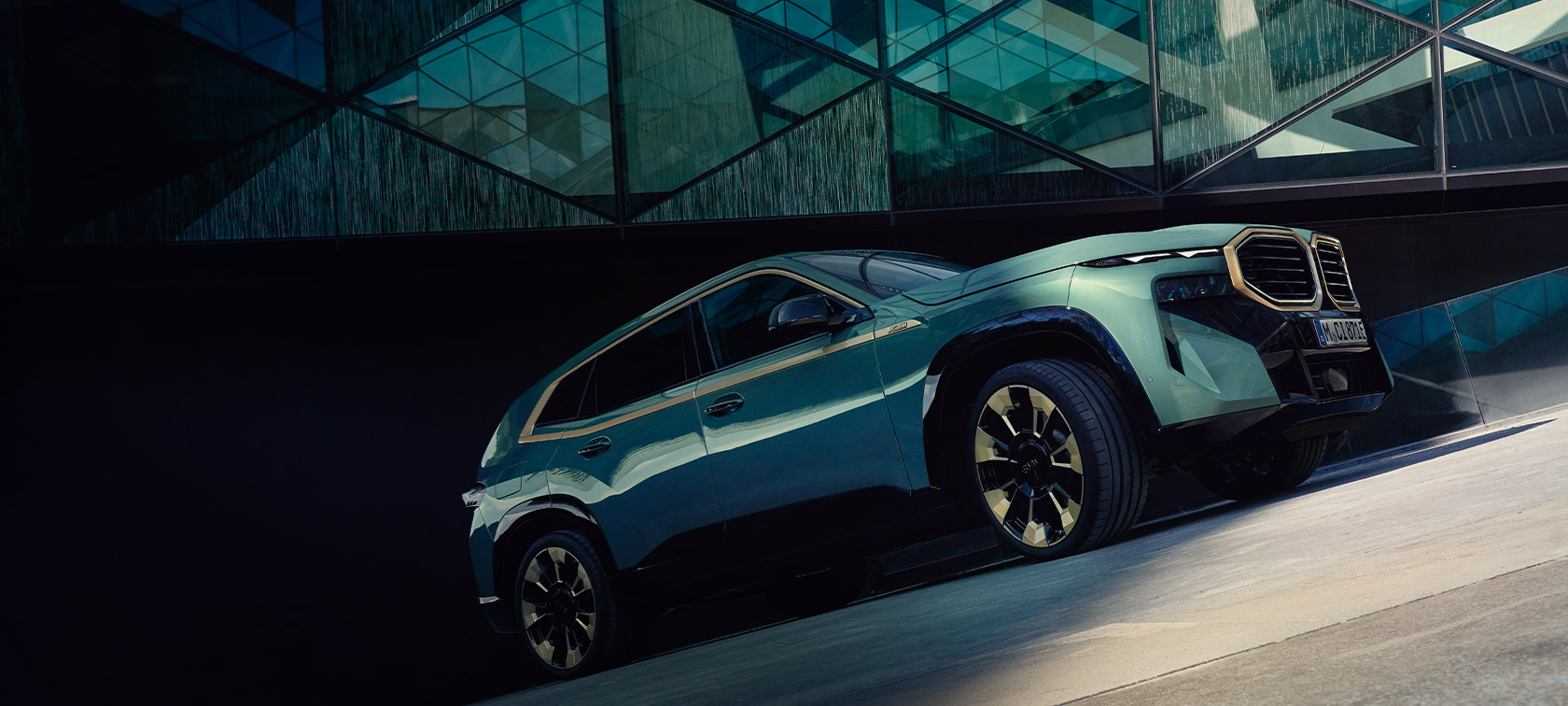 BMW XM G09, төрттен үш бөлікке бұрылған, астынан қарағандағы көрінісі